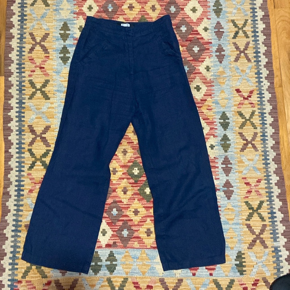 Vintage reformation blue linen Capri
Size small probably a 2 or 4 US￼